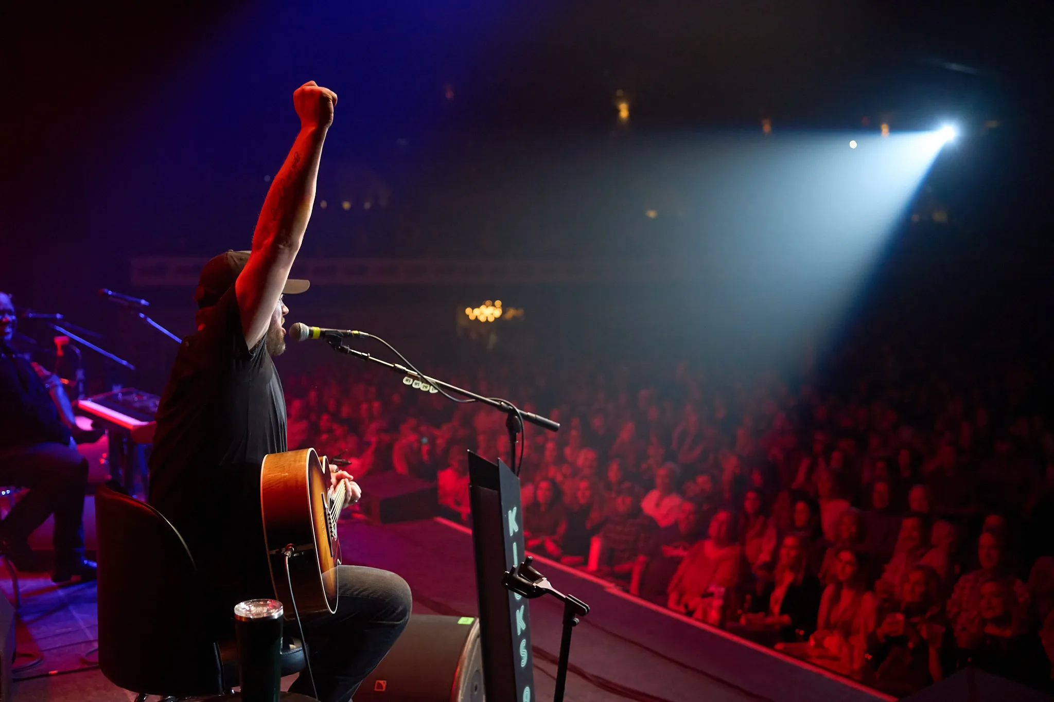 Lee Brice both inspires and is inspired by the enthusiastic audience at the 2024 Guitar Pull concert.