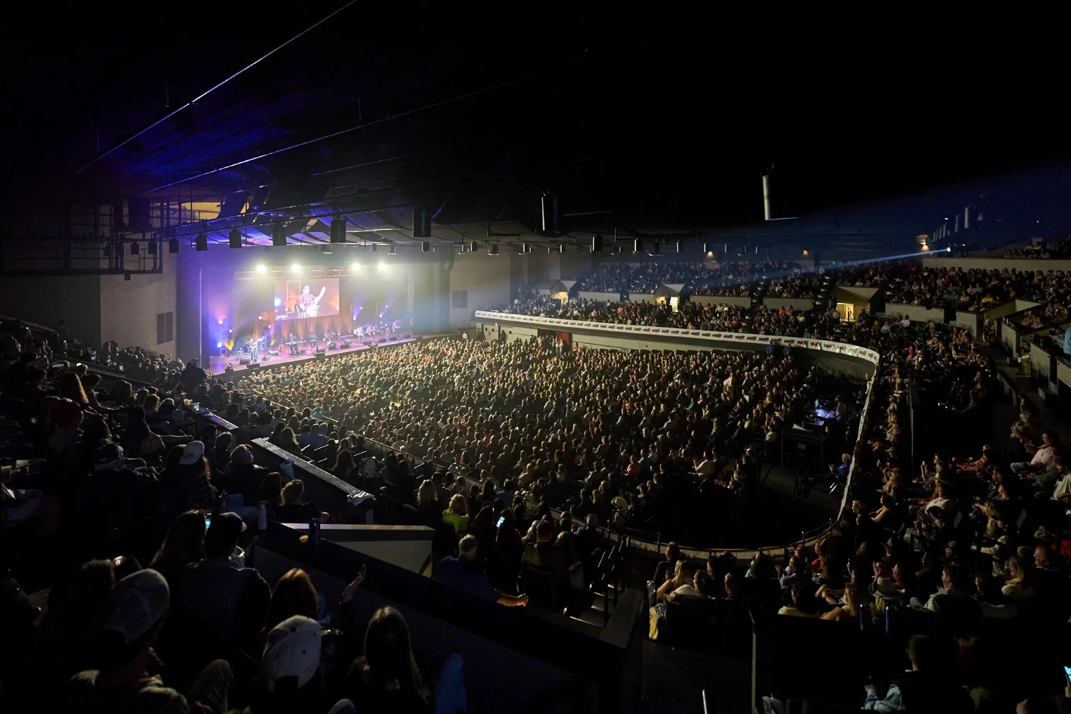 An enthusiastic crowd greets the Lee Brice, The Love & Treaty, Chris Janson, Zach Top, and the Frontmen at the first of two 2024 Guitar Pull concerts.